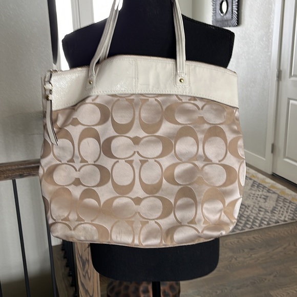 Coach handbag. 16 x14. - Picture 2 of 4